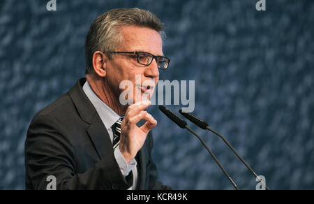 Dresden, Deutschland. Oktober 2017. Der deutsche Innenminister Thomas de Maiziere spricht auf der Konferenz zum Deutschen Tag der jungen CDU in Dresden am 7. Oktober 2017. Die Konferenz wurde am 06.10.17 eröffnet und läuft bis zum 08.10.17. Sie findet im Kongresszentrum Dresden statt. Quelle: Oliver Killig/dpa-tmn/dpa/Alamy Live News Stockfoto