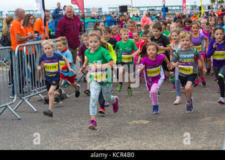 Bournemouth, Dorset, Großbritannien. 7. Okt 2017. Der erste Tag der Bournemouth Marathon Festival erhält unterwegs mit dem Kinder- Rennen - Kinder, Kilometer, Junior 1,5k, 2k und 5k. Kinder im Alter von 6-8 Starten der 1,5k laufen. Credit: Carolyn Jenkins/Alamy leben Nachrichten Stockfoto
