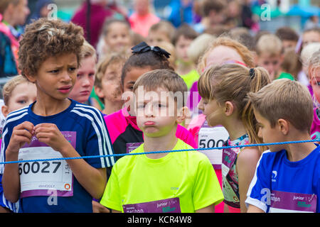 Bournemouth, Dorset, Großbritannien. 7. Okt 2017. Der erste Tag der Bournemouth Marathon Festival erhält unterwegs mit dem Kinder- Rennen - Kinder, Kilometer, Junior 1,5k, 2k und 5k. Kinder im Alter von 6-8 Warten auf den Start der 1,5k laufen Credit: Carolyn Jenkins/Alamy leben Nachrichten Stockfoto