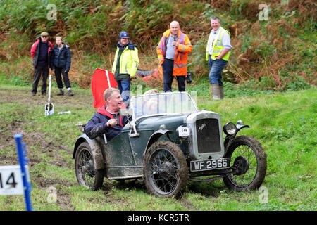 Badlands Farm in der Nähe von Kinnerton, Powys - Oktober 2017 - Vintage Sports Car Club (Vscc) Welsh Versuch ein Bergrennen bei dem Konkurrenten Punkte Punkte wie Sie Fortschritte eine schlammige Hügel klettern - hier ein Vintage Austin 7, 1930 auf halbem Weg den Berg hinauf klettern. Credit: Steven Mai/Alamy leben Nachrichten Stockfoto