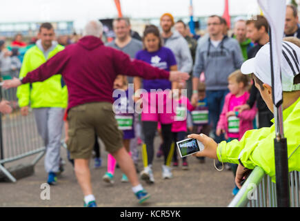 Bournemouth, Dorset, Großbritannien. 7. Okt 2017. Der erste Tag der Bournemouth Marathon Festival erhält unterwegs mit dem Kinder- Rennen - Kinder, Kilometer, Junior 1,5k, 2k und 5k. Bereit ist, die Maßnahmen zu Beginn der Kinder Kilo zu erfassen. Credit: Carolyn Jenkins/Alamy leben Nachrichten Stockfoto