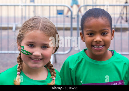 Bournemouth, Dorset, Großbritannien. 7. Okt 2017. Der erste Tag der Bournemouth Marathon Festival erhält unterwegs mit dem Kinder- Rennen - Kinder, Kilometer, Junior 1,5k, 2k und 5k. Team Macmillan Läufer Credit: Carolyn Jenkins/Alamy leben Nachrichten Stockfoto