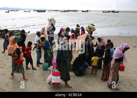 7. Oktober 2017 - Cox's Bazar, Bangladesch - SHAH PORI ISLAND, BANGLADESCH - 07. OKTOBER: Die Rohingya, die vor der laufenden Militäroperation im Staat Myanmar Rakhain geflohen sind, gehen auf der Insel Shah Pori entlang der Straße, um am 07. Oktober 2017 in das Flüchtlingslager auf der Insel Shah Pori in Bangladesch zu gehen. Bangladesch sagte, dass es eine der weltweit größten Flüchtlingskameras wäre, um alle 800.000 und mehr Rohingya-muslime zu beherbergen, die Asyl vor Gewalt in Myanmar gesucht haben. Quelle: Zakir Hossain Chowdhury/ZUMA Wire/Alamy Live News Stockfoto