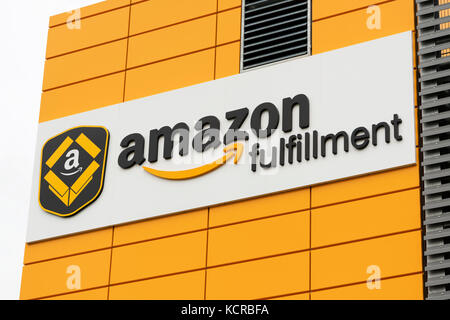 Die Beschilderung für ein Amazon Fulfillment Center in der Nähe von Manchester Airport (nur redaktionelle Nutzung). Stockfoto