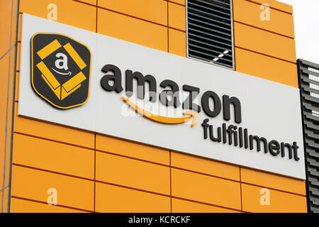 Die Beschilderung für ein Amazon Fulfillment Center in der Nähe von Manchester Airport (nur redaktionelle Nutzung). Stockfoto