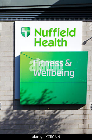 Ein Schild für das Nuffield Health Centre, vom Riverside Walk in Norwich, Norfolk, England, Großbritannien. Stockfoto