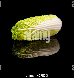 Leiter der Lügen der chinesischen Peking Kohl. Auf einem schwarz glänzenden Hintergrund mit echten Reflexion. Stockfoto