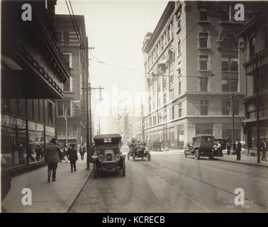 Ecke des Zehnten und Johannisbrot Straßen, auf der Suche nach Westen auf die Locust Street Stockfoto