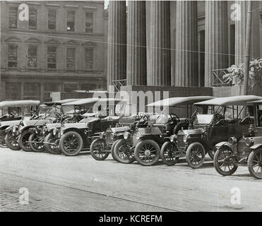 Automobile aufgereiht auf der Vierten Straße vor dem alten Gerichtsgebäude Stockfoto