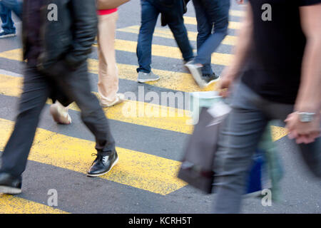 Blurry Beine der Männer gehen auf Zebrastreifen auf die Straße Stockfoto