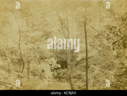 Cliff Höhle. Picknick Party vor dem Eingang, Fernsicht. 13. Juni 1891 Stockfoto