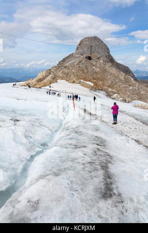 Ramsau am Dachstein, Österreich - 17. August: Menschen wandern auf gjaidstein Mountain Adventure Trail in der Nähe von Dachstein Gletscher Am 17. August 2017 in der Ramsau bin Stockfoto