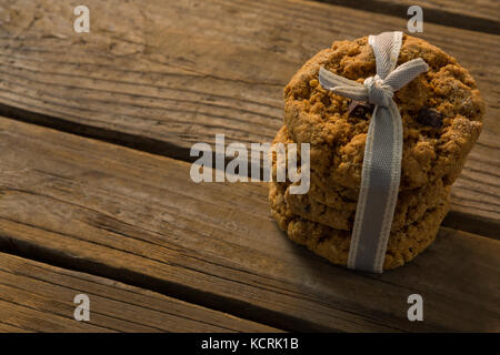 Hohen winkel Nahaufnahme von Cookies mit Band auf hölzernen Tisch gebunden Stockfoto