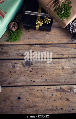 Verschiedene Geschenkboxen auf Holzbrett Stockfoto