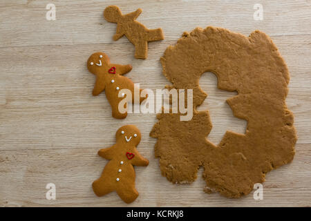 In der Nähe von Lebkuchen und Teig auf hölzernen Tisch Stockfoto