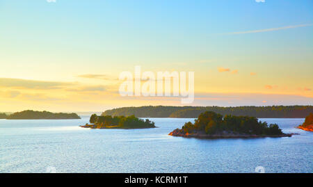 Panoramablick auf die kleinen Inseln in den Schären von Stockholm bei Sonnenuntergang. Schweden. Stockfoto