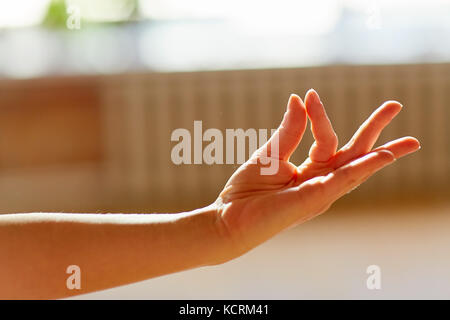 Hand des Meditierens yogi Frau, gyan Mudra Stockfoto