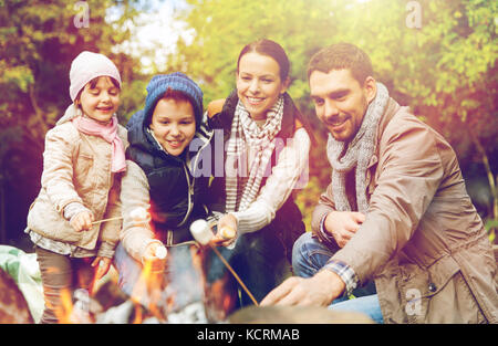 Happy Family rösten Marshmallow über dem Lagerfeuer Stockfoto