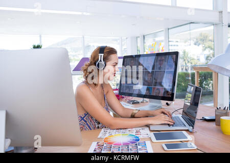 Lächelnd executive Arbeiten am Laptop im Büro Stockfoto