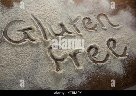 Close-up des Wortes Glutenfrei auf Mehl bestreut geschrieben Stockfoto