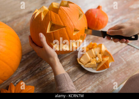 Nahaufnahme der Frau schnitzen Halloween Kürbis Stockfoto
