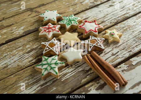 Verschiedene Lebkuchen Cookies in Weihnachtsbaum Form angeordnet sind Stockfoto