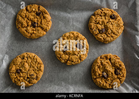 In der Nähe von frisch gebackenen Cookies auf wachspapier Stockfoto