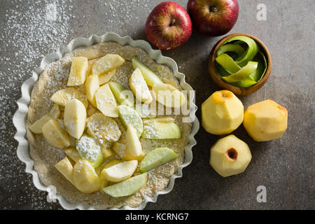 Overhead von Apple Slice auf Torte mit Puderzucker Stockfoto