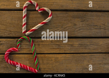 Ansicht von oben Der zuckerstangen in Herzform auf hölzernen Tisch angeordnet Stockfoto