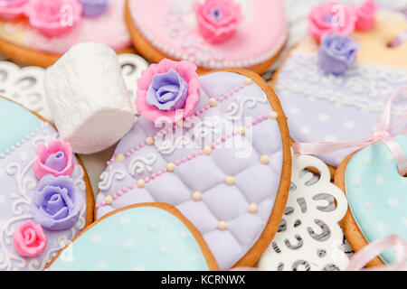 Schöne verglaste Ostern Cookies auf Holztisch - Eier close-up Stockfoto