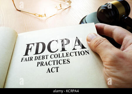 Fair Debt Collection Practices Act fdcpa auf einen Tisch. Stockfoto