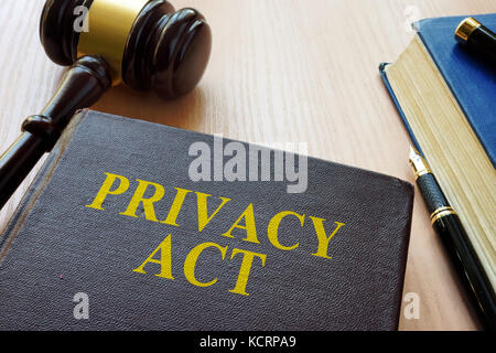 Buchen Sie Privacy Act und Hammer auf einen Tisch. Stockfoto