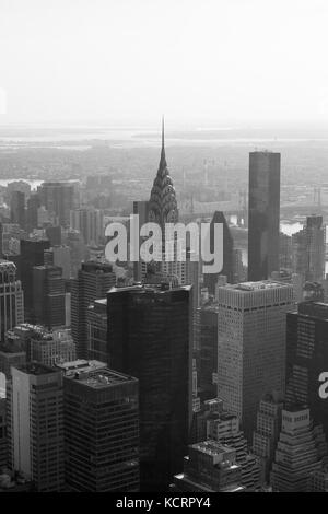 Chrysler Building und Wolkenkratzer Luftaufnahme in Schwarz und Weiß in New York Stockfoto