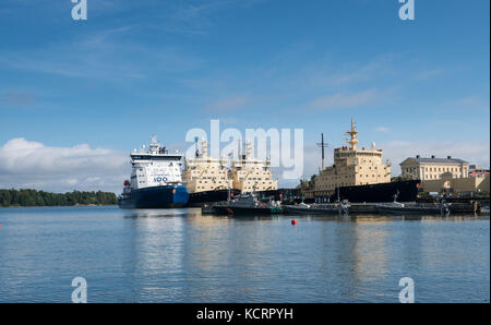 Das Eis brechen, Schiffe im Hafen in Helsinki Stockfoto