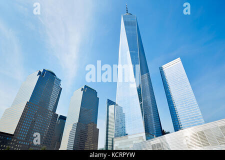 Das One World Trade Center Wolkenkratzer aus Glas Gebäuden umgeben, blauer Himmel an einem sonnigen Tag in New York Stockfoto