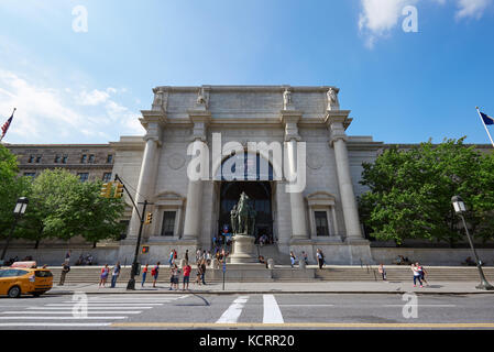 Leute, die vor Amerikanischen Museum für Naturgeschichte Fassade an einem sonnigen Tag, blauer Himmel, New York Stockfoto