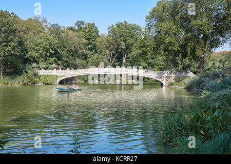 Central Park und weißer Schleife Brücke an einem sonnigen Tag in New York Stockfoto