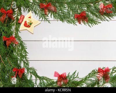 Weihnachtsschmuck auf hölzernen weißen Hintergrund Stockfoto