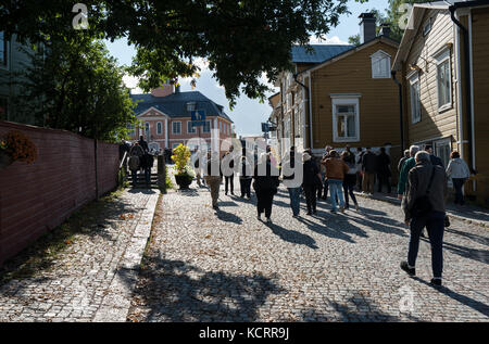 Touristen zu Fuß zum alten Platz in Porvoo, Finnland Stockfoto