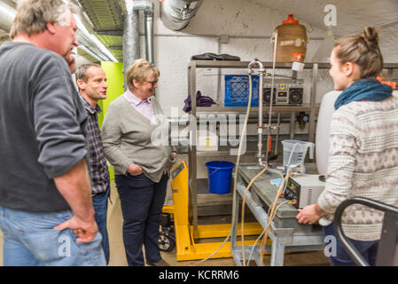 Monika Christmann, ehemaliger Präsident der Internationalen Wein Organisation, mit Studierenden an der Universität Geisenheim, Deutschland Stockfoto