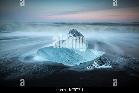 Gletscher Eisberge gewaschen auf dem schwarzen Sand von breidamurkursandur in der Nähe von Vatnajökull National Park, Island Stockfoto