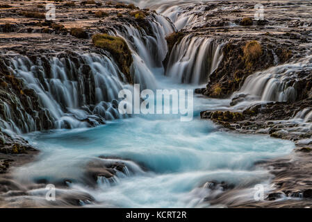 Bruarfoss Wasserfall mit eiszeitlichen Blue Water in Island Stockfoto