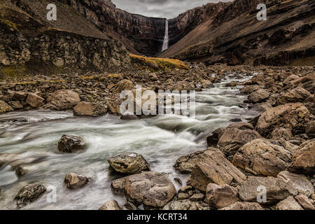 Hengifoss Wasserfall in der Nähe von Egilsstadir, Island Stockfoto