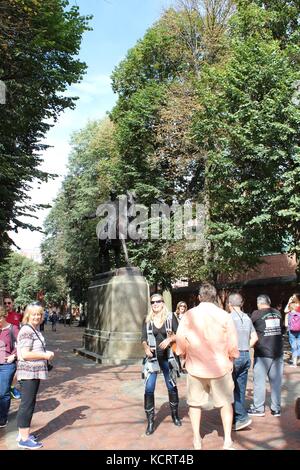 Eine Dame lacht und hat sich auf den geschäftigen Straßen von Boston in der Nähe des Paul Revere Statuts amüsiert Stockfoto