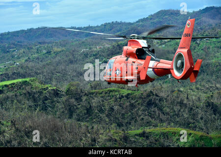 Coast Guard Air Station Borinquen MH-65 Dolphin helicopter Crew fliegt in Richtung Las Marias, Puerto Rico, am Okt. 5, 2017 Stockfoto