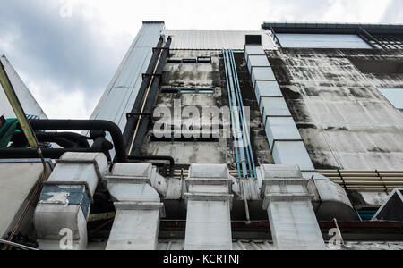 Leitungen der Klimaanlage und Lüftungskanäle wurden ausserhalb der Gebäude mit bewölkt blauer Himmel installiert. Stockfoto