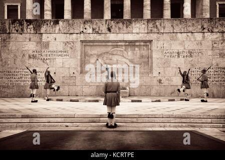 Athen - 26.September: Ändern der Guard Zeremonie am Syntagma-Platz am 26. September 2016 in Athen, Griechenland. Es ist eine der militärischen Tradition und Touri Stockfoto