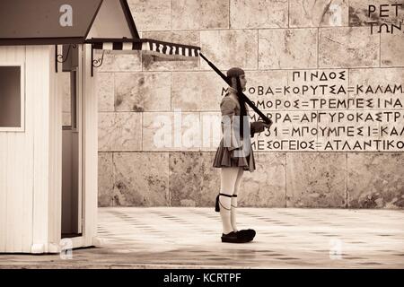 Athen - 26.September: Ändern der Guard Zeremonie am Syntagma-Platz am 26. September 2016 in Athen, Griechenland. Es ist eine der militärischen Tradition und Touri Stockfoto