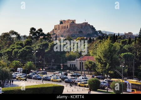 Athen - 26.September: Street View mit Blick auf die Akropolis am 26. September 2016 in Athen, Griechenland Athen ist eine der ältesten Städte der Welt mit der Geschichte von 34 Stockfoto