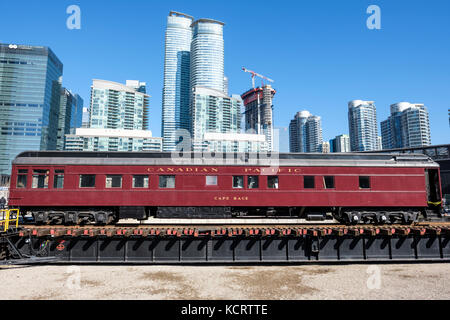 Toronto Railway Museum, Roundhouse Park, Canadian Pacific Cape Race Wagen, moderne Apartment Gebäude im Hintergrund, Toronto, Ontario, Kanada. Stockfoto